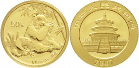 CHINA und Südostasien China Volksrepublik, seit 1949
50 Yuan GOLD 2007. Panda mit Jungtier beim Verzehr von Bambus. 1/10 Unze Feingold.
Stempelglanz...