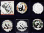 CHINA und Südostasien China Lots der Volksrepublik China
Holzschatulle mit 6 X 10 Yuan Panda Silber, davon 4 X mit Farbe. 2001, 2014 (2 X), 2015 (2 X...