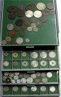 CHINA und Südostasien Japan Lots
Schöne Japan-Sammlung im Lembit-Münzkasten. Ca. 140 Münzen meist 19. und 20. Jh. Enthalten u.a. viele Kleinmünzen in...