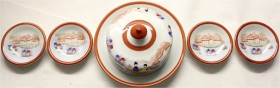 CHINA und Südostasien Japan Varia
Porzellan-Tischset, wohl für Karashi oder Wasabi. Bestehend aus: Glockenschale mit Deckel (Motiv Frauen im Garten v...