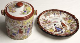 CHINA und Südostasien Japan Varia
2-teiliges Porzellan-Set: Teller, bemalt mit 2 Frauen im Garten vor einem Palast und dem Berg Fujiama. Eingefasst i...