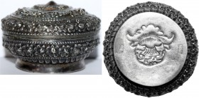 CHINA und Südostasien Thailand Chakri-Dynastie Bangkok, seit 1782
Fein getriebene Silberdose mit Deckel. 19. Jh. Motiv Königskrone. Durchmesser 60,4 ...