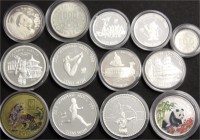 CHINA und Südostasien Lots Asien allgemein
13 Stück: 12 moderne Silbermünzen, u.a. China (5 Yuan Panda 1994 und 10 Yuan Farbmünze 1997), Japan (u.a. ...