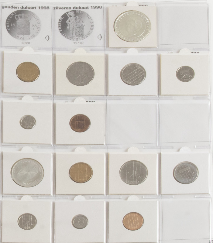 Coins Netherlands in albums - Collection Beatrix with all silver 10 & 50 Gulden ...