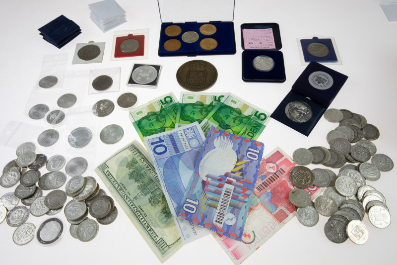 Coins Netherlands in boxes - Box with silver coins from The Netherlands, incl so...