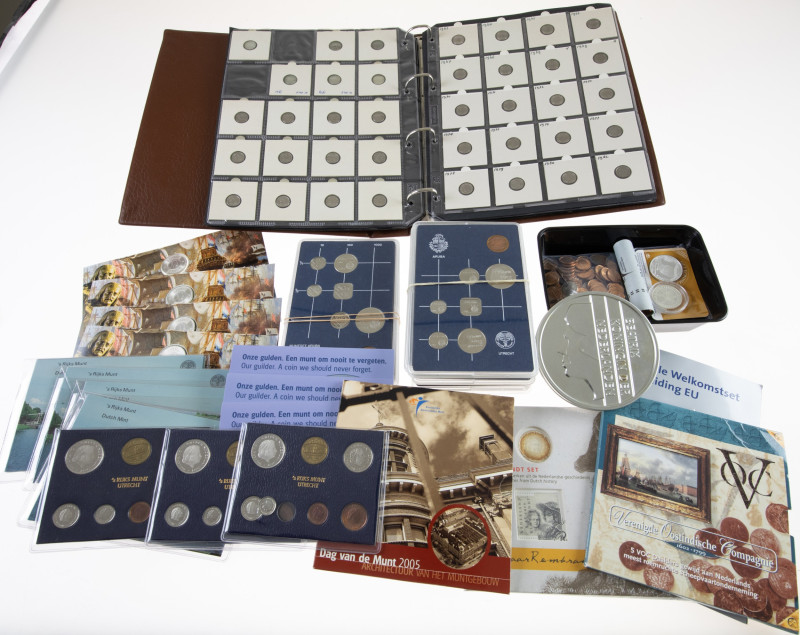 Coins Netherlands in boxes - Box with album and coinsets in Gulden, supplemented...