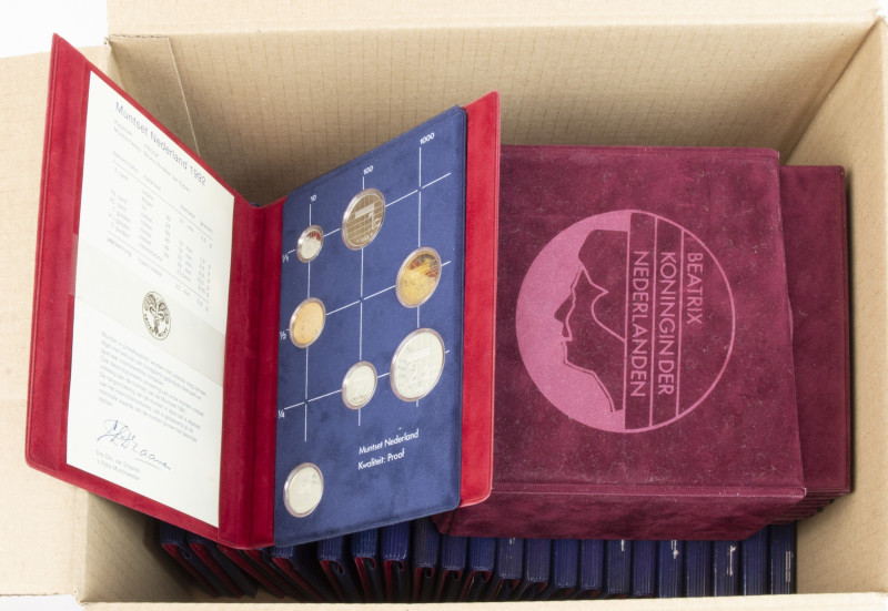 Coins Netherlands in boxes - Box with 30x Proofsets Gulden period 1983 - 2001