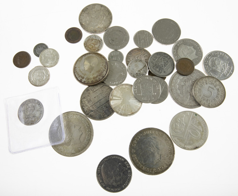 Coins Netherlands in boxes - Box with various coins Netherlands and some world a...