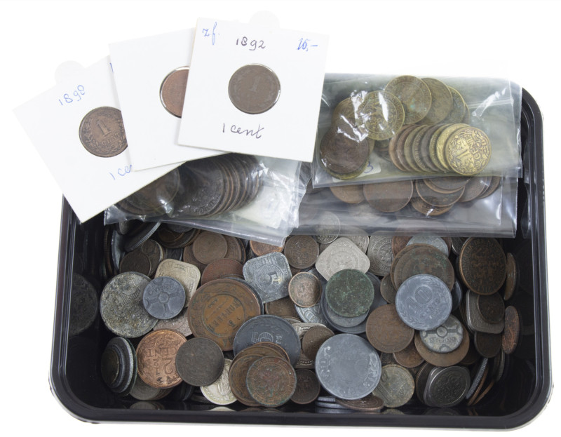 Coins Netherlands in boxes - Box with approx. 2,4 kilo pre-war base metal coins ...