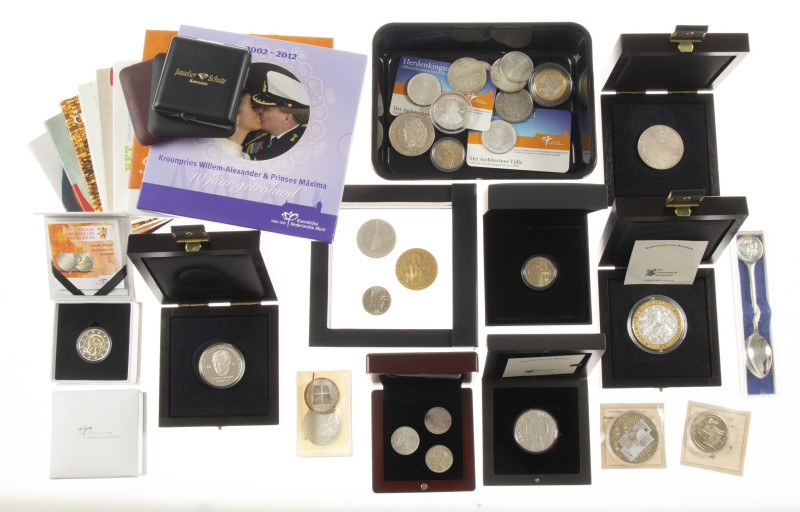 Coins Netherlands in boxes: Euros - Box with various coins and medals mostly iss...