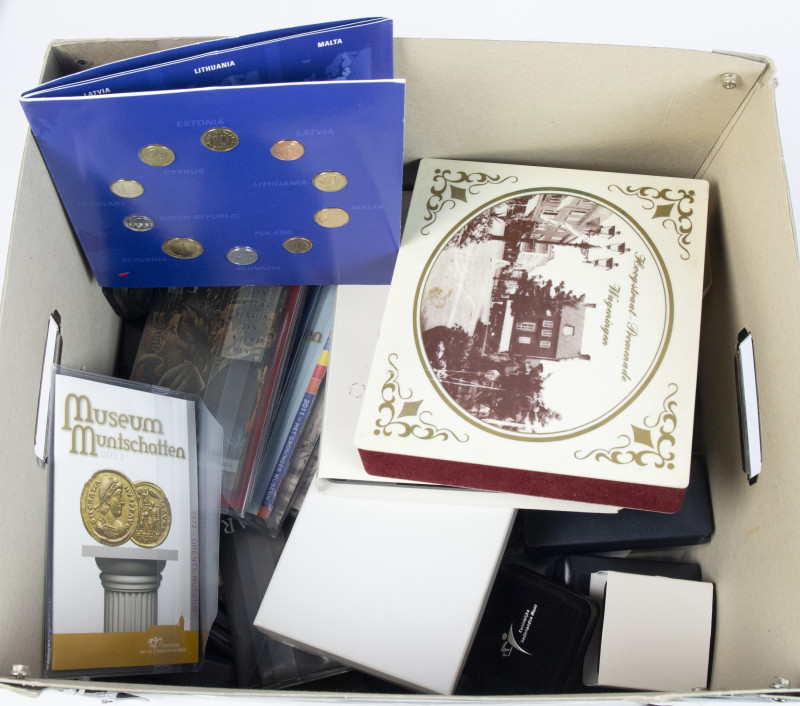 Coins Netherlands and Oversea in boxes - Black box with various products KNM a.w...