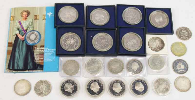 Coins Netherlands Oversea in boxes - Box with silvers coins Nederlandse Antillen...