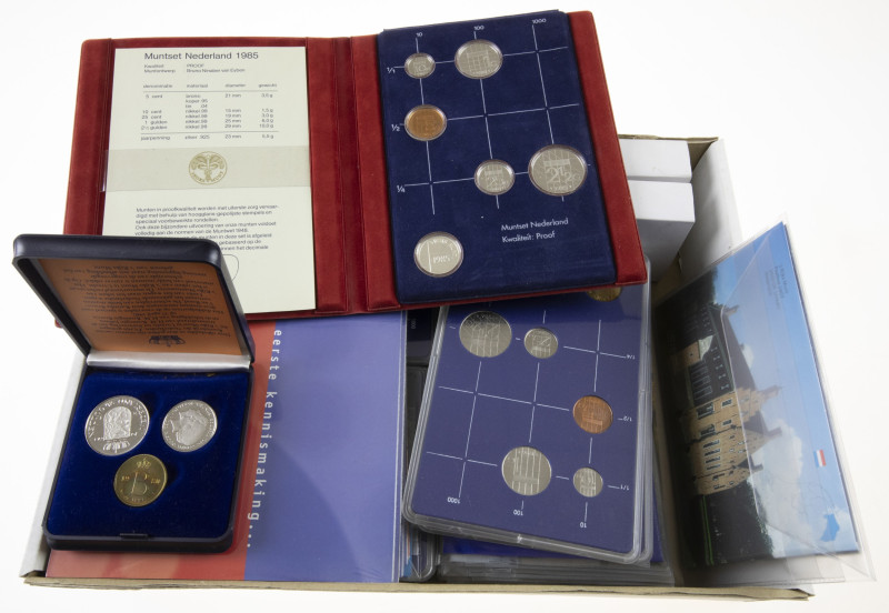 Coins Netherlands Oversea in boxes - Box with commemorative coins Aruba and Cura...