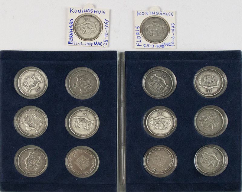 Medals in albums - Netherlands - Book with 14 tokens about 'Nederlands Koningshu...