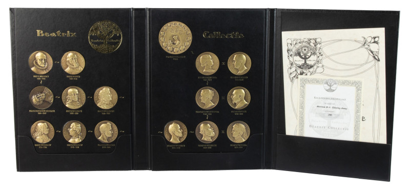 Medals in albums - Netherlands - Map 'Beatrix Collectie' containing 16 bronze me...