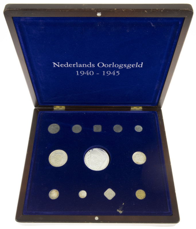 Medals in boxes - Netherlands - Cassette 'Nederlands Oorlogsgeld 1940-1945' with...