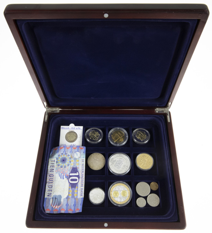 Medals in boxes - Netherlands - Cassette with some modern medals and coins + 10 ...