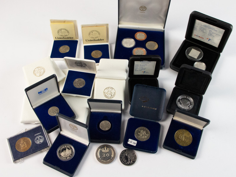 Medals in boxes - Netherlands - Box with various modern medals, also some miscel...