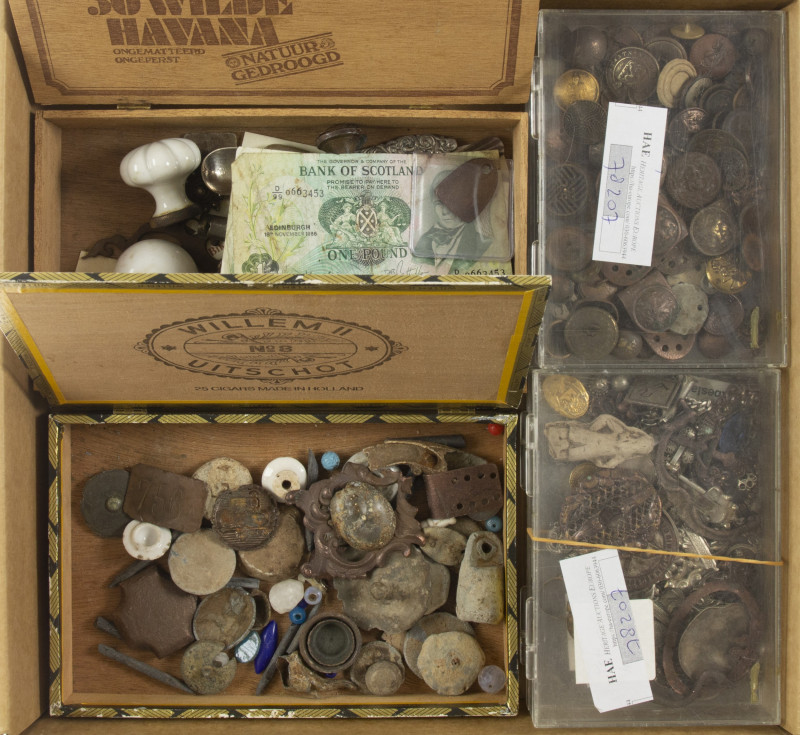 Bric-a-brac - Box containing hundreds of archeological finds incl. Hondenpenning...