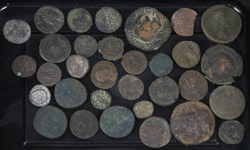 Ancient coins in lots - Roman coinage - A lot with mainly Roman bronzes: 2 Seste...