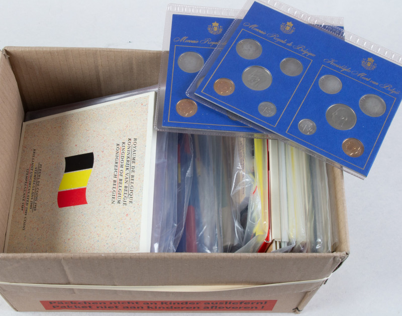 Coins world in boxes - Belgium - Box with Belgian coin sets 1971-2000, approx. 4...