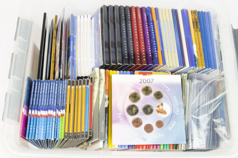 Coins world in boxes - Euro's - Large lot with EU and Dutch Euro sets incl. Bene...