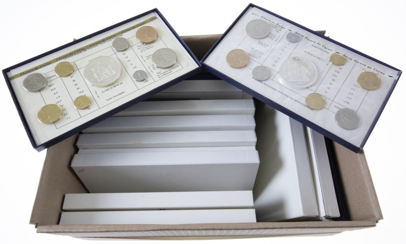 Coins world in boxes - France - Lot with complete series of 16x France FDC-set 1...