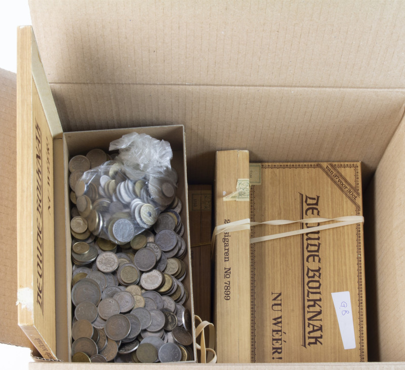 Coins world in big boxes - cannot be shipped - Kilos - Box full with many cigar ...