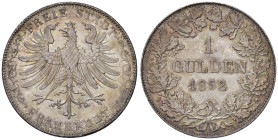 GERMANIA Francoforte (1836-1854) Gulden 1852 - KM 331 AG (g 10,62) Insignificanti segnetti al R/.

FDC