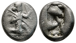 ACHAEMENID EMPIRE. Time of Darios I to Xerxes II (485-420 BC). Siglos. Sardes.
Obv: Persian king in kneeling-running stance right, holding spear and b...