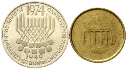 Proben, Verprägungen und Besonderheiten Bundesrepublik Deutschland
2 Stück: 5 DM Grundgesetz 1974 F mit interessanten Schrötlingsrissen, 50 Euro-Cent...