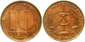 Proben, Verprägungen und Besonderheiten DDR
10 Pfennig 1979 A. Messing (84 % Cu, 15 % Zn RFA). 4,97 g.
Erstabschlag/Polierte Platte, Patina, von grö...