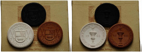 Meissen
 Porzellan Nachbildungen 1922. Historische Stücke prägefrisch. Mit beschriftetes Original-Etui / Meissen porcelain medals with lettered origi...