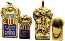 Abzeichen / Badge
 Gold Pin o.J. / ND. 11.0 x 25.0 mm. Gold 0.750. & Anhänger / Pendant 21.7 g. 21.0 mm. Wappen und zwei Hunde / Coat of arms and two...