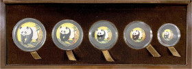 Ausländische Goldmünzen und -medaillen

China

Volksrepublik, seit 1949

Panda Premium-Set: Panda in Farbe 2001. 5 Münzen zu 20 Y. (1/20 Unze), ...