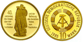 Thematische Goldmedaillen

DDR

Neuprägung (2003) zur 10 Mark Materialprobe in Gold 1985, 40 Jahre Befreiung. P rechts vom Wappen, in kleinerem Fo...