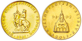 Thematische Goldmedaillen

DDR

Staatsausgaben, 1949 bis 1989

Goldmedaille 1967, unsign. Auf die Gustav-Adolph-Kapelle zu Lützen. Reiter zu Pfe...