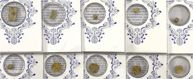 Lots von Goldmünzen und -medaillen

-1

BW-Bank-Album mit 10 alten Goldmünzen von Japan (2 Shu und 2 Bu), Indien (4 X Fanam), Osman. Reich 1/4 Zer...