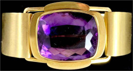 Schmuck und Accessoires aus Gold

Armbänder und Fußkettchen

Armreif Gelbgold 585/1000 mit großem Amethyst im Smaragdschliff, 19 x 23 x 10 mm. Bre...