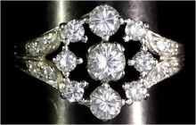 Schmuck und Accessoires aus Gold

Fingerringe

Damenring Weissgold 750/1000 mit 3 großen Brillanten, je ca. 0,18 bis 0,24 ct, 6 Brillanten zu je c...