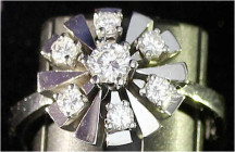 Schmuck und Accessoires aus Gold

Fingerringe

Damenring Weißgold 585/1000 einem Brillant ca. 0,25 ct und 6 Brillanten je ca. 0,04 ct. Ringgröße 1...