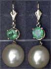 Schmuck und Accessoires aus Gold

Ohrringe und Ohrgehänge

Paar Ohrringe, Gelbgold 585/1000, jeweils mit großer Perle und je einem Smaragd. Zusamm...