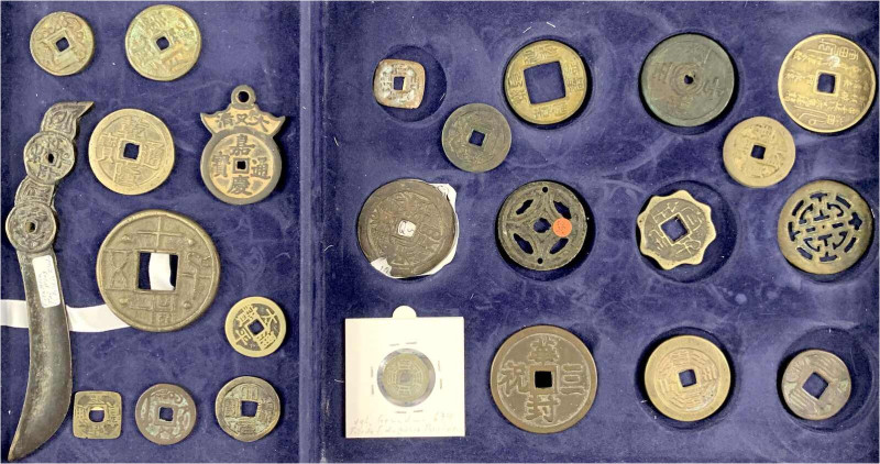 CHINA und Südostasien

China

Amulette

Sammlung von 24 Bronzegussamulette...