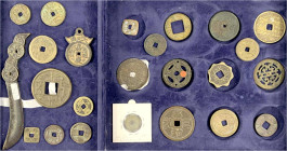 CHINA und Südostasien

China

Amulette

Sammlung von 24 Bronzegussamuletten in Schatulle. U.a. eines in Messerform, zu Amuletten umgearbeitete C...