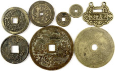 CHINA und Südostasien

China

Amulette

8 div. Bronzegussamulette, u.a. ein großes Rundamulett mit Siegelschrift, Zheng De, ein Wolkenschloss, e...