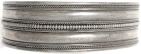 CHINA und Südostasien

China

Varia

Geprägter Silberarmreif, 19. Jh. mit Punktreihe, innen graviertes Blumenmuster. 60 x 51 x 18 mm; 28,6 g. sc...