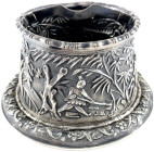 CHINA und Südostasien

China

Varia

Silber-Ascher um 1900. Feine getriebene Darstellungen aus der chines. Landwirtschaft. 86 x 47 mm; 74,31 g