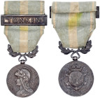 CHINA und Südostasien

Französisch Indochina

Tragbare Silbermedaille "Medaille Coloniale" o.J.(1895) am Band mit Spange TONKIN. 30 mm. sehr schön...
