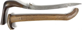 CHINA und Südostasien

Indonesien

Varia

Dolch, sogen. "Rencong" der Provinz Atcheh auf Sumatra. In Holzscheide. Gesamtlänge ca. 43 cm. kl. Spa...
