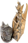 CHINA und Südostasien

Indonesien

Varia

2 Holzfiguren: Skulptur einer Göttin, helles Holz, Höhe 32 cm; Löwenskulptur aus dunklem Holz, Höhe 15...